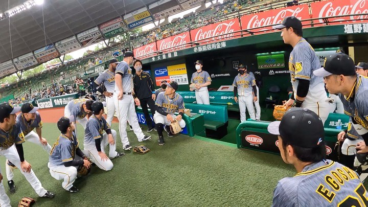 Hanshin Tigers 今日の円陣は ロハス選手 メルロハスジュニア 選手 今日の円陣 阪神タイガース 挑超頂 セパ交流戦 Npb Hub