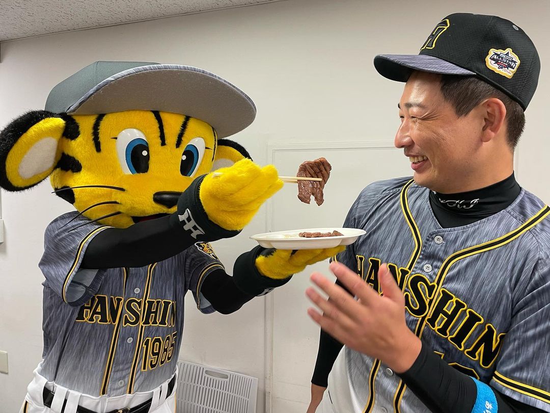 Hanshin Tigers 食堂には仙台名物の牛タンがトラッキーが岩崎投手に差し入れ 岩崎優 選手 トラッキー 牛タン この後 岩崎投手舌を噛んでしまいました 阪神タイガース Npb Hub