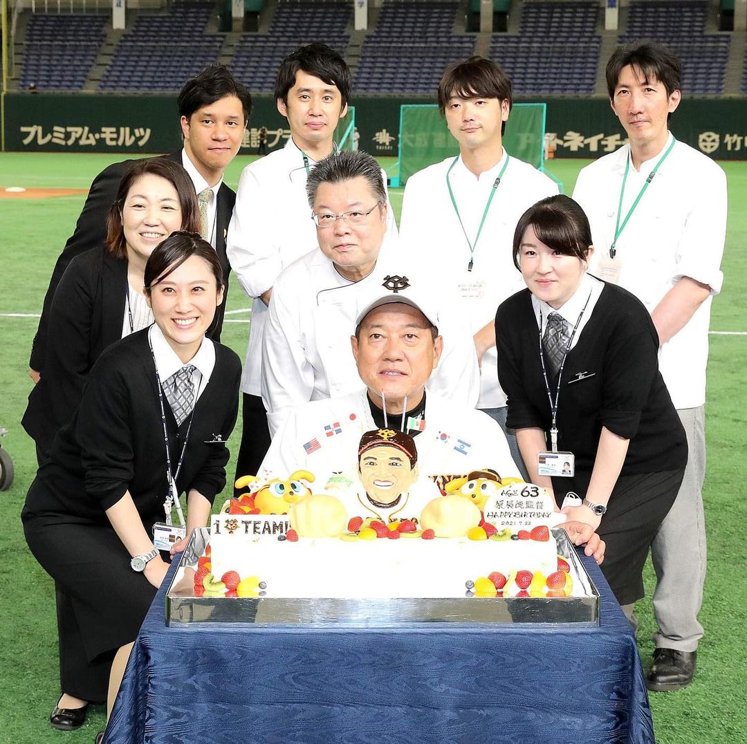 Yomiuri Giants Happy Birthday 今日は 原辰徳 監督の63歳の誕生日です おめでとうございます 東京ドームホテル の皆さん ご協力ありがとうございま Npb Hub